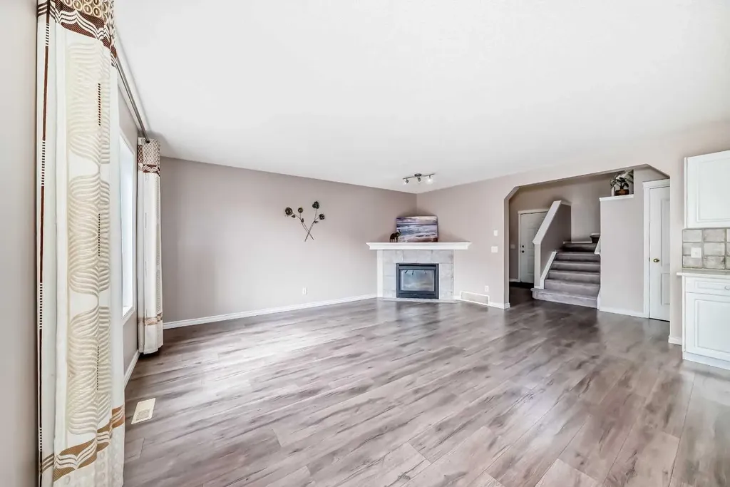 9 Somerside Crescent SW Calgary AB T2Y 4G8