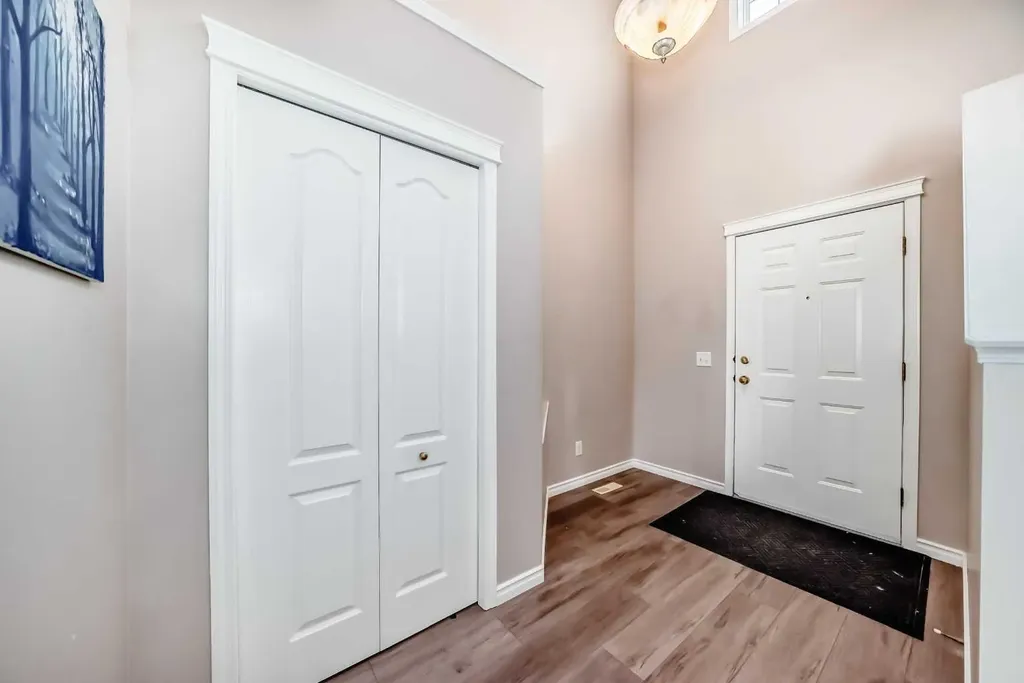 9 Somerside Crescent SW Calgary AB T2Y 4G8