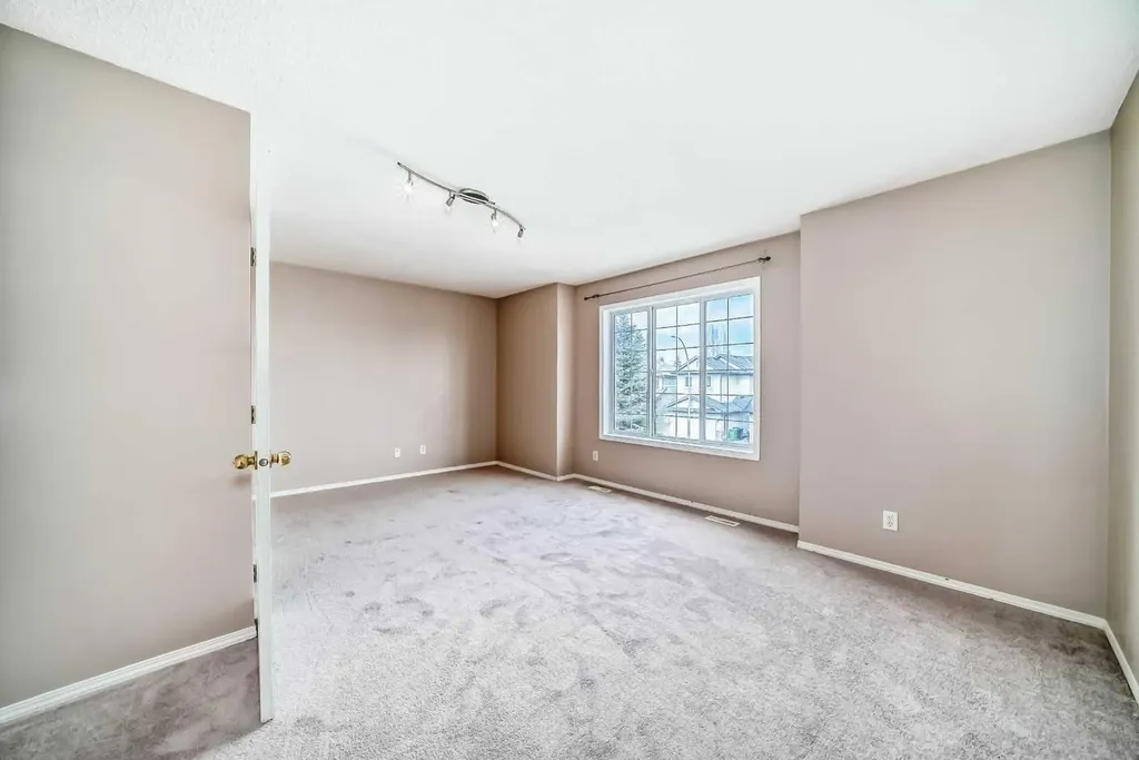 9 Somerside Crescent SW Calgary AB T2Y 4G8