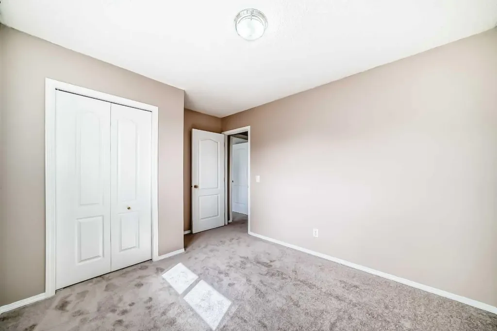 9 Somerside Crescent SW Calgary AB T2Y 4G8