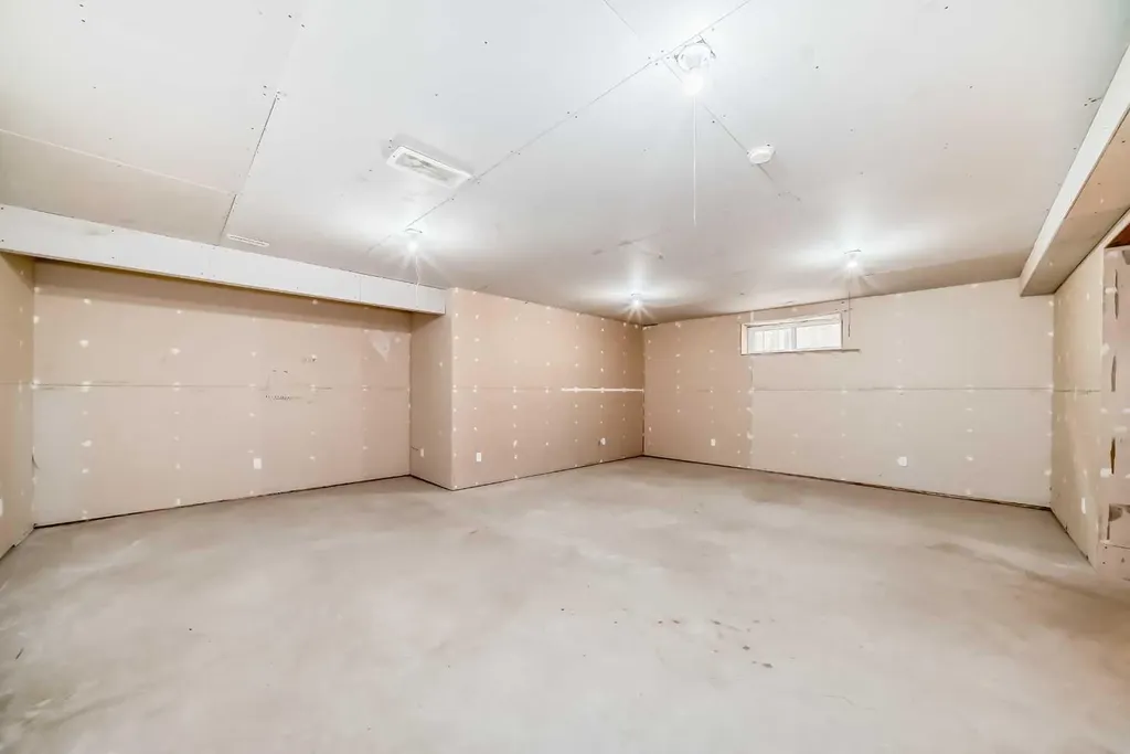 9 Somerside Crescent SW Calgary AB T2Y 4G8