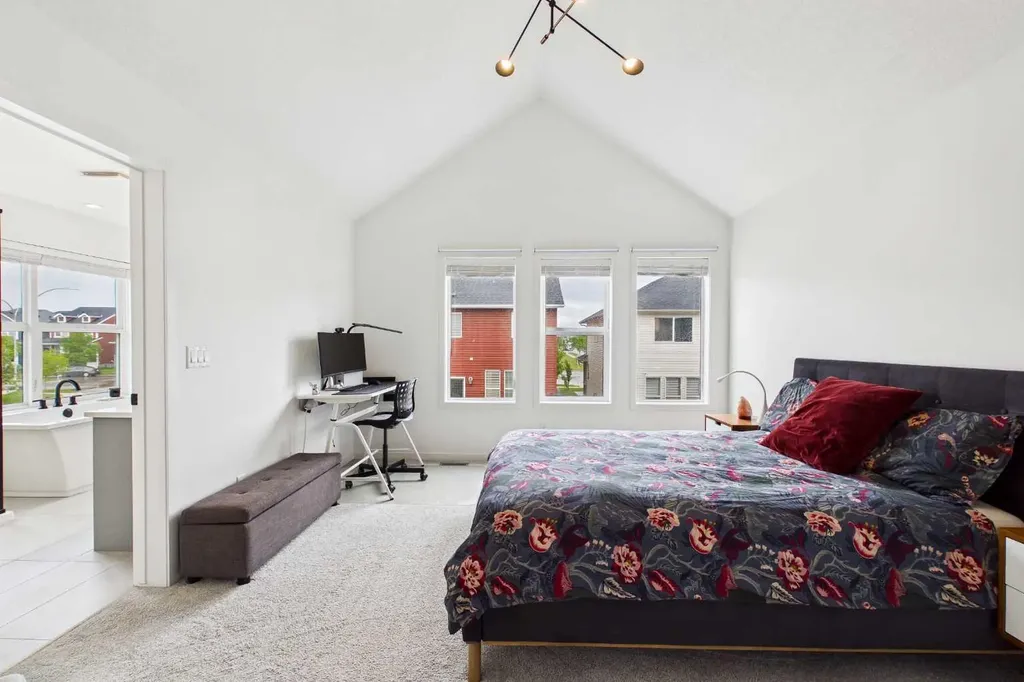 395 Copperhead Way SE Calgary AB T2Z 5G1