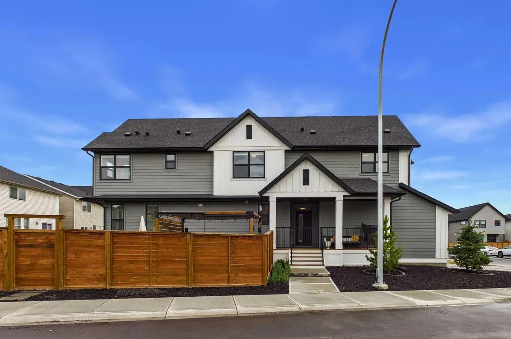 395 Copperhead Way SE Calgary AB T2Z 5G1
