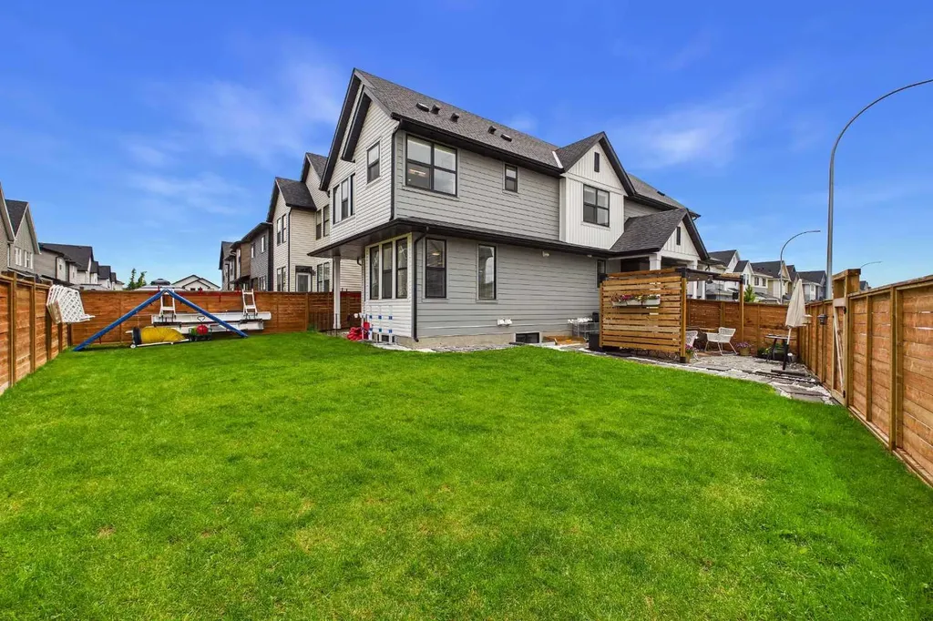 395 Copperhead Way SE Calgary AB T2Z 5G1