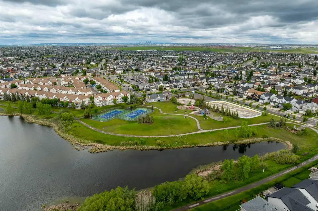 395 Copperhead Way SE Calgary AB T2Z 5G1