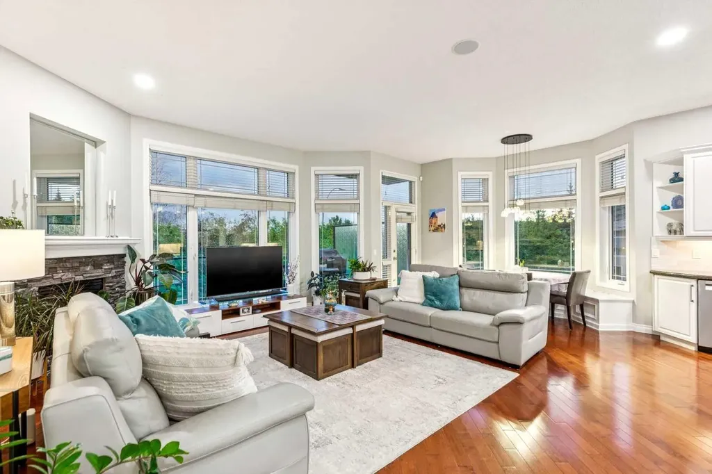 5 Royal Crest Terrace NW Calgary AB T3G 4M3