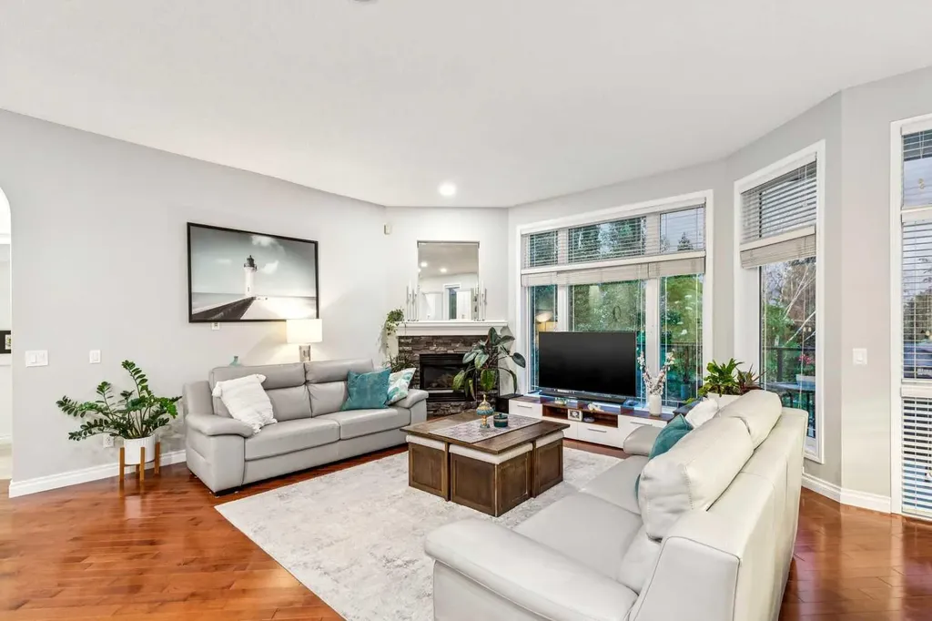 5 Royal Crest Terrace NW Calgary AB T3G 4M3