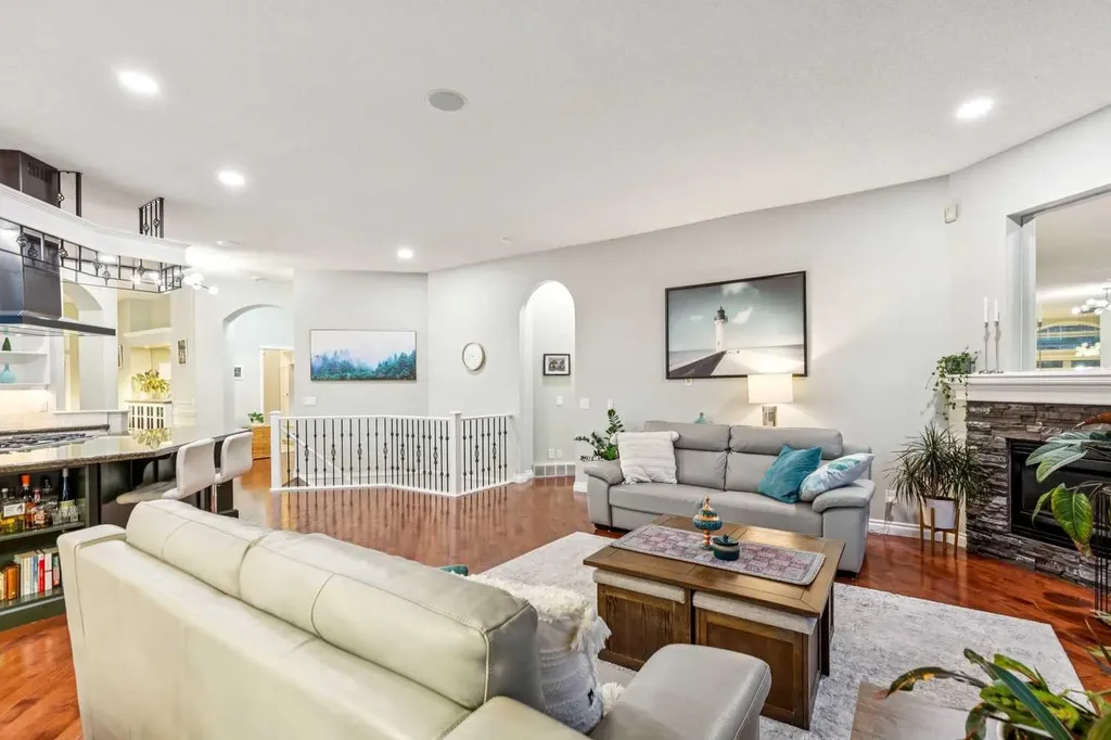 5 Royal Crest Terrace NW Calgary AB T3G 4M3