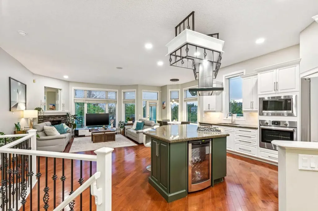 5 Royal Crest Terrace NW Calgary AB T3G 4M3