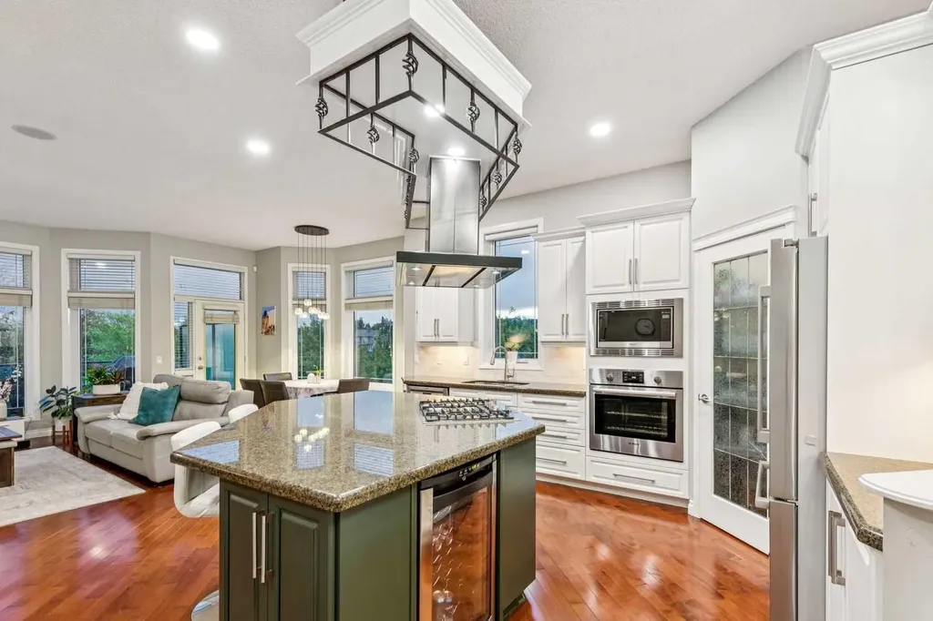 5 Royal Crest Terrace NW Calgary AB T3G 4M3