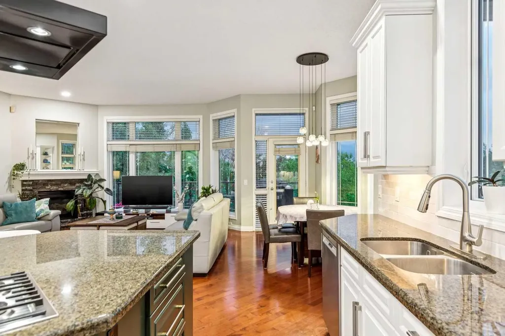 5 Royal Crest Terrace NW Calgary AB T3G 4M3
