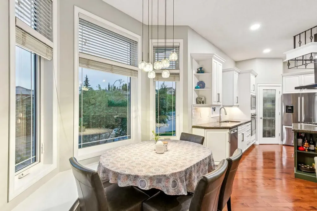 5 Royal Crest Terrace NW Calgary AB T3G 4M3