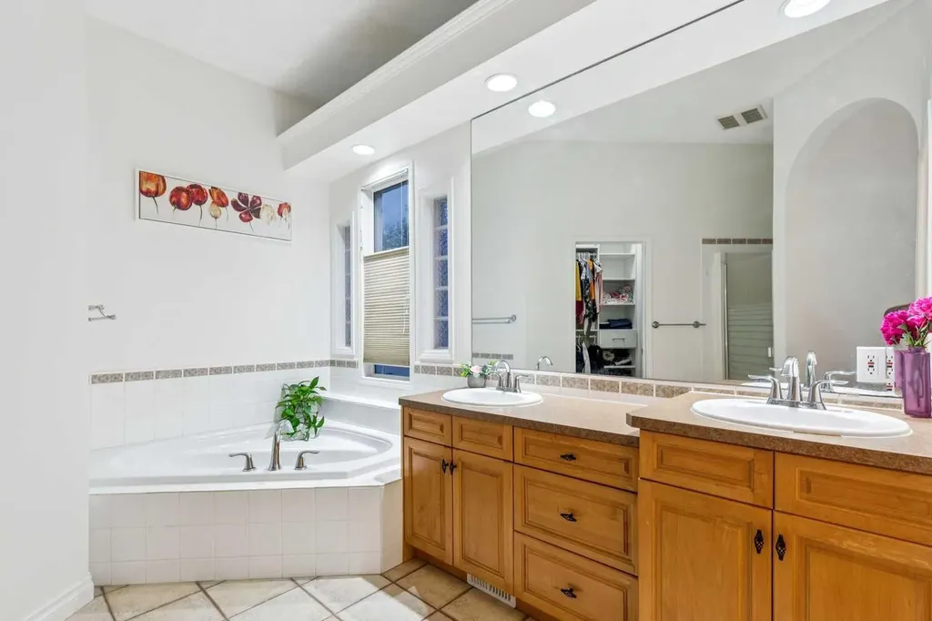 5 Royal Crest Terrace NW Calgary AB T3G 4M3