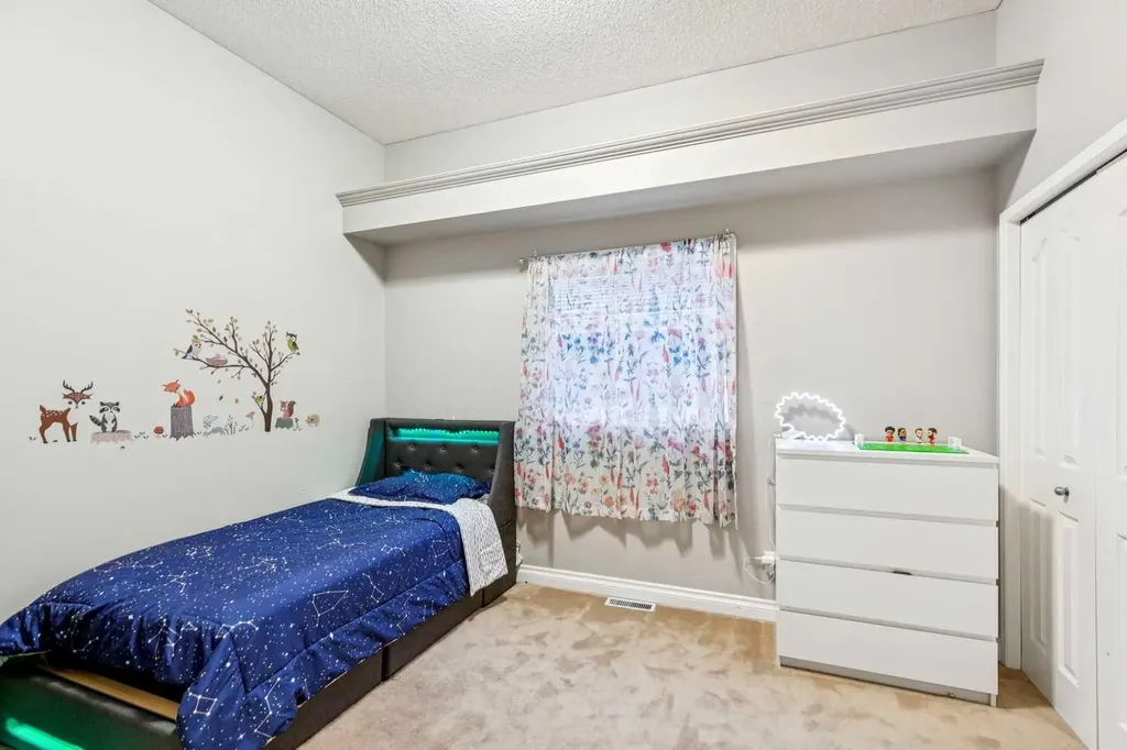 5 Royal Crest Terrace NW Calgary AB T3G 4M3