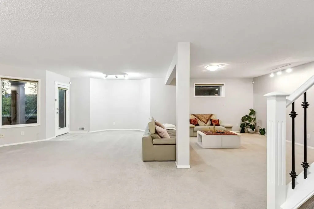5 Royal Crest Terrace NW Calgary AB T3G 4M3