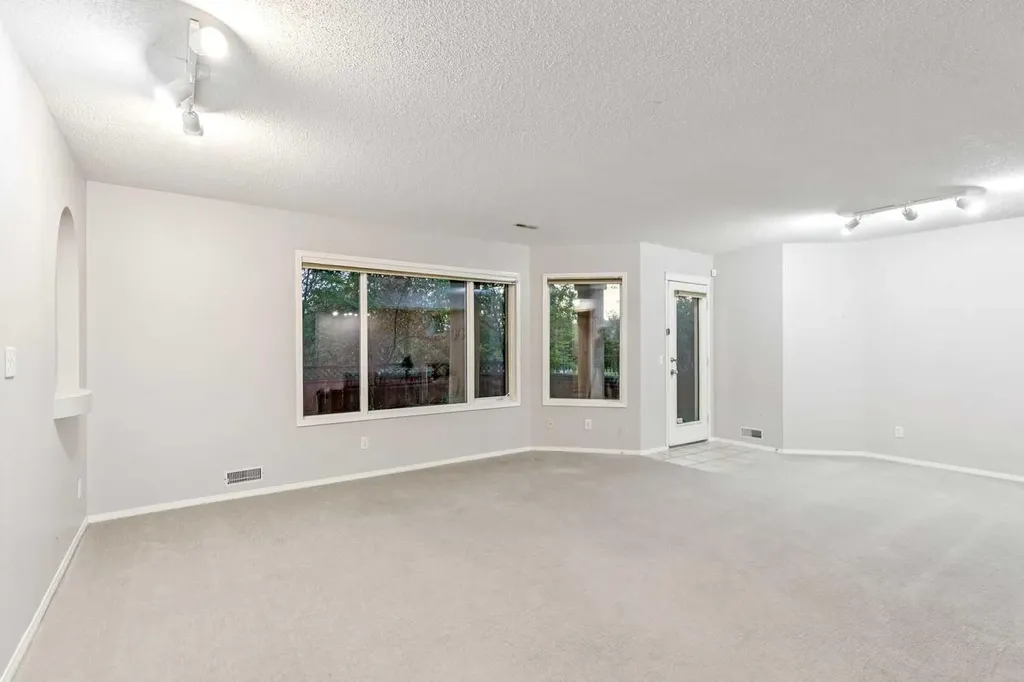 5 Royal Crest Terrace NW Calgary AB T3G 4M3
