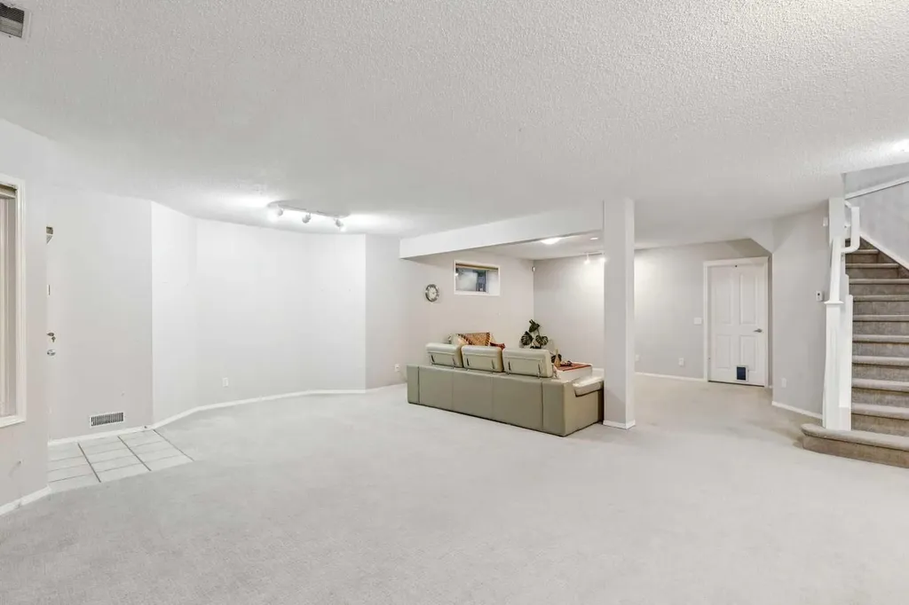 5 Royal Crest Terrace NW Calgary AB T3G 4M3