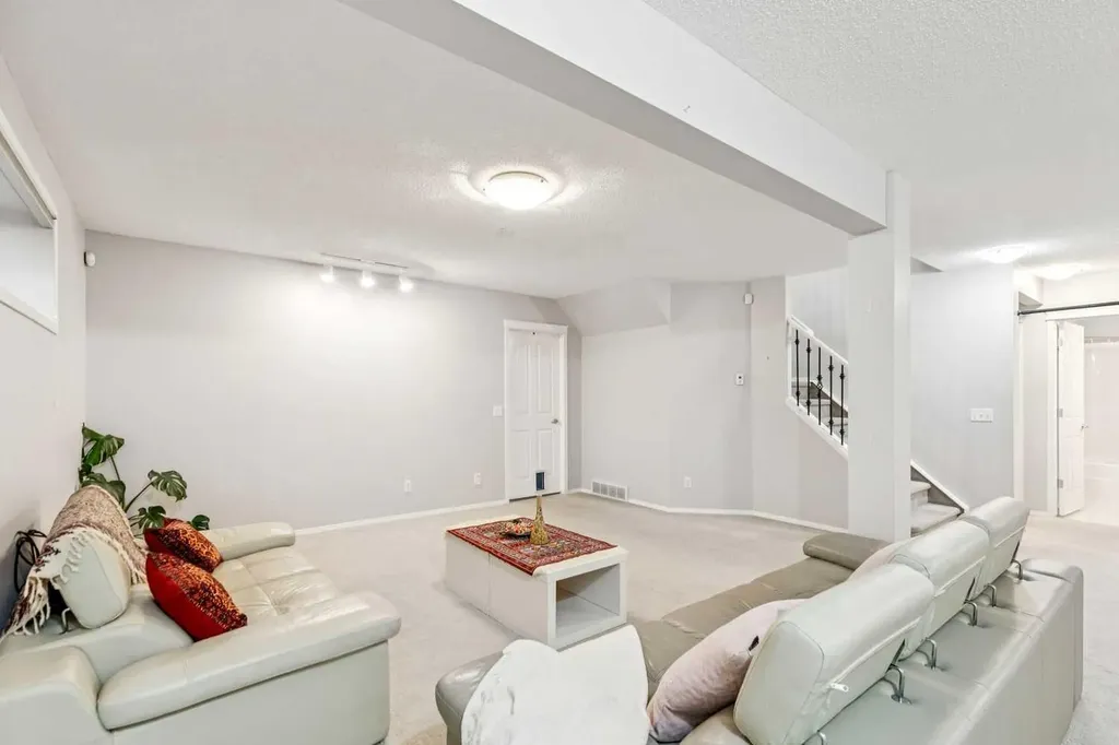 5 Royal Crest Terrace NW Calgary AB T3G 4M3