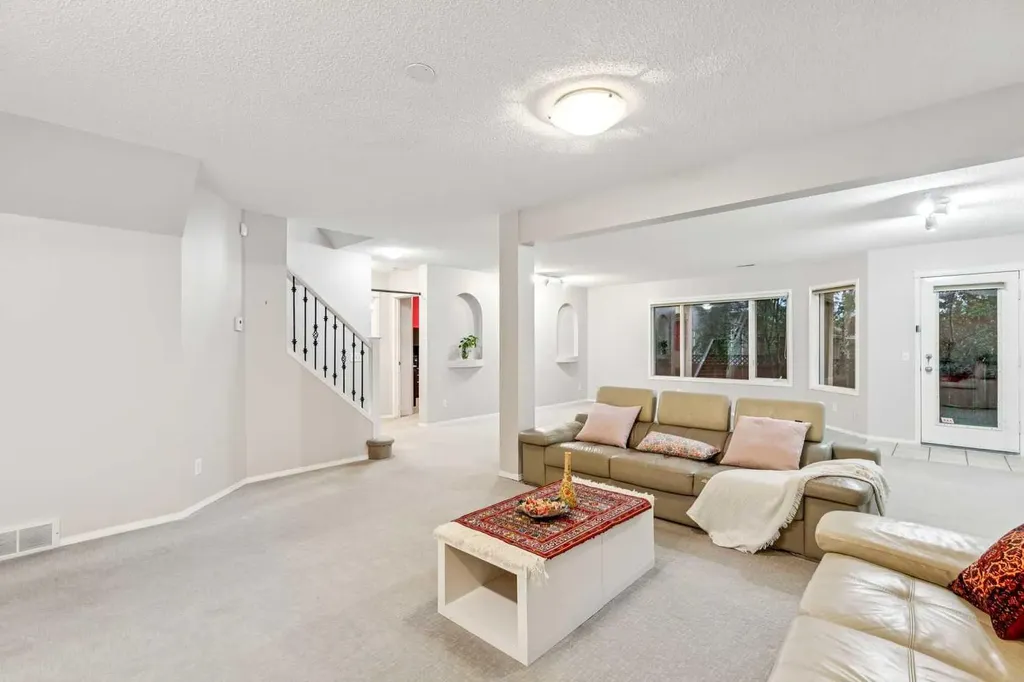 5 Royal Crest Terrace NW Calgary AB T3G 4M3