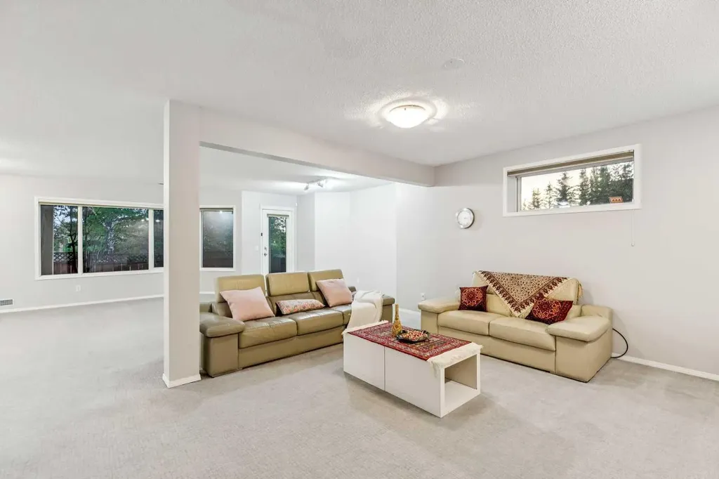 5 Royal Crest Terrace NW Calgary AB T3G 4M3