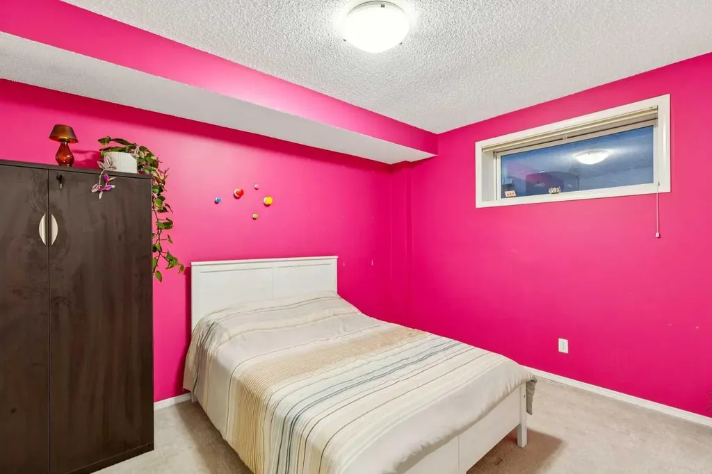 5 Royal Crest Terrace NW Calgary AB T3G 4M3