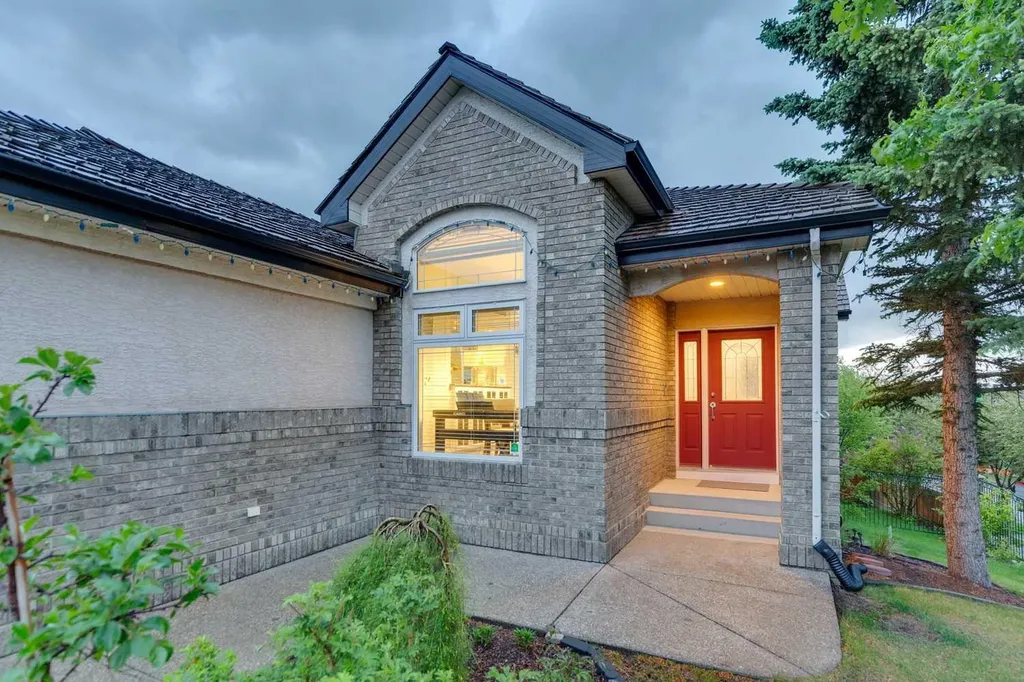 5 Royal Crest Terrace NW Calgary AB T3G 4M3