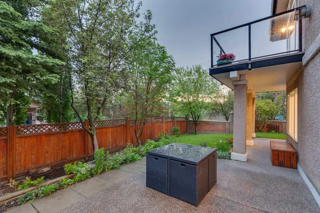 5 Royal Crest Terrace NW Calgary AB T3G 4M3