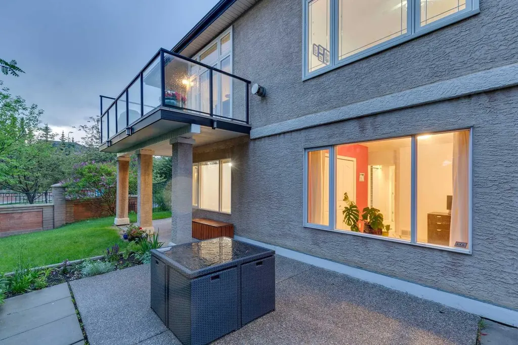 5 Royal Crest Terrace NW Calgary AB T3G 4M3