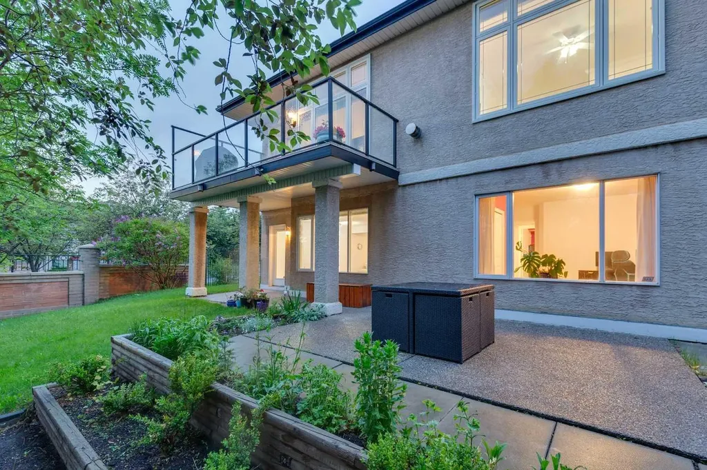 5 Royal Crest Terrace NW Calgary AB T3G 4M3