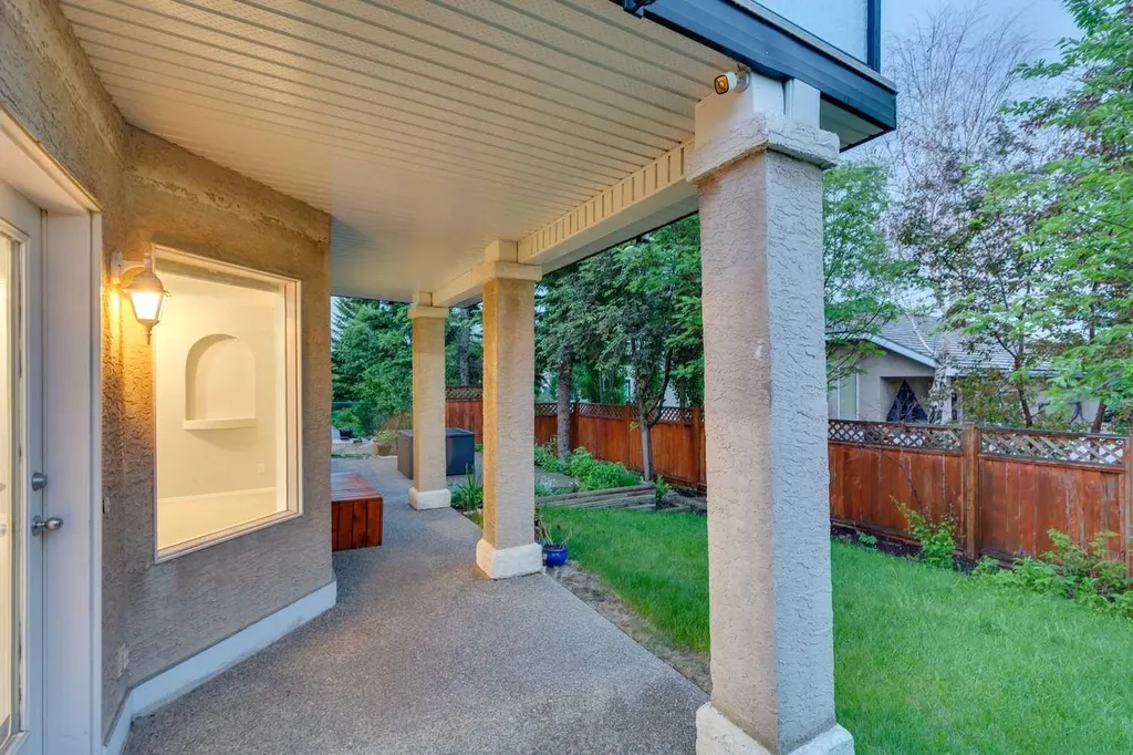 5 Royal Crest Terrace NW Calgary AB T3G 4M3