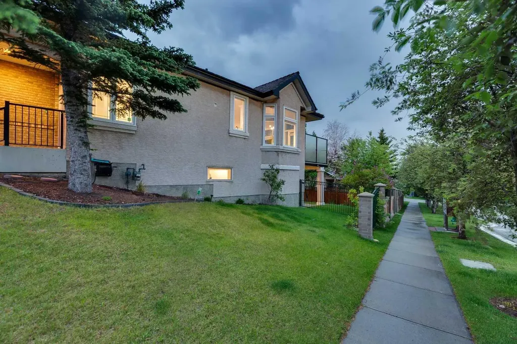 5 Royal Crest Terrace NW Calgary AB T3G 4M3