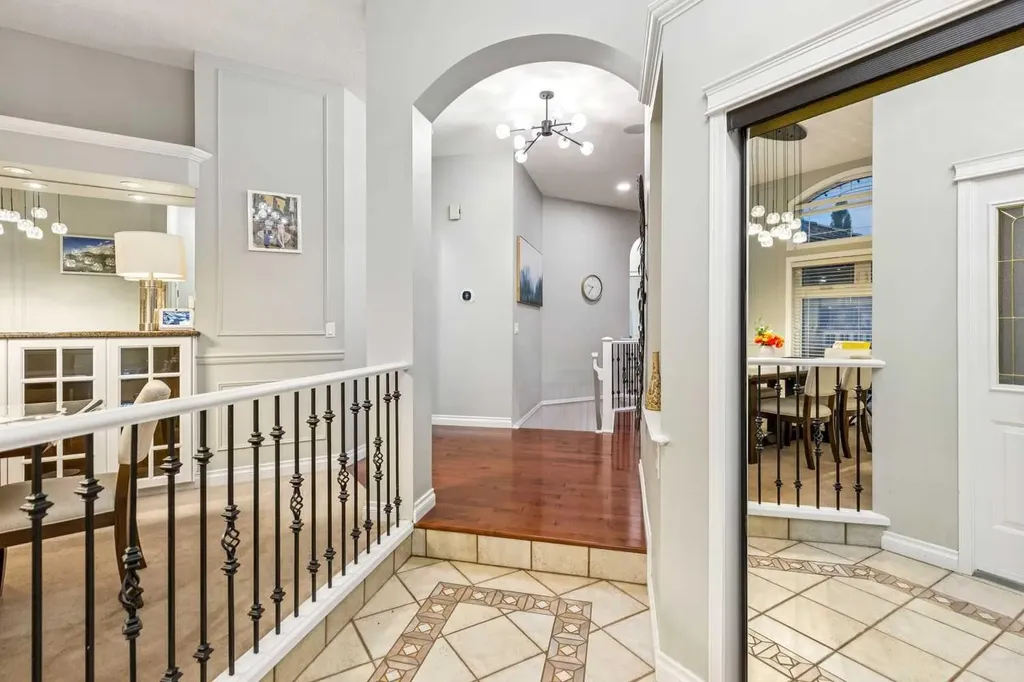 5 Royal Crest Terrace NW Calgary AB T3G 4M3