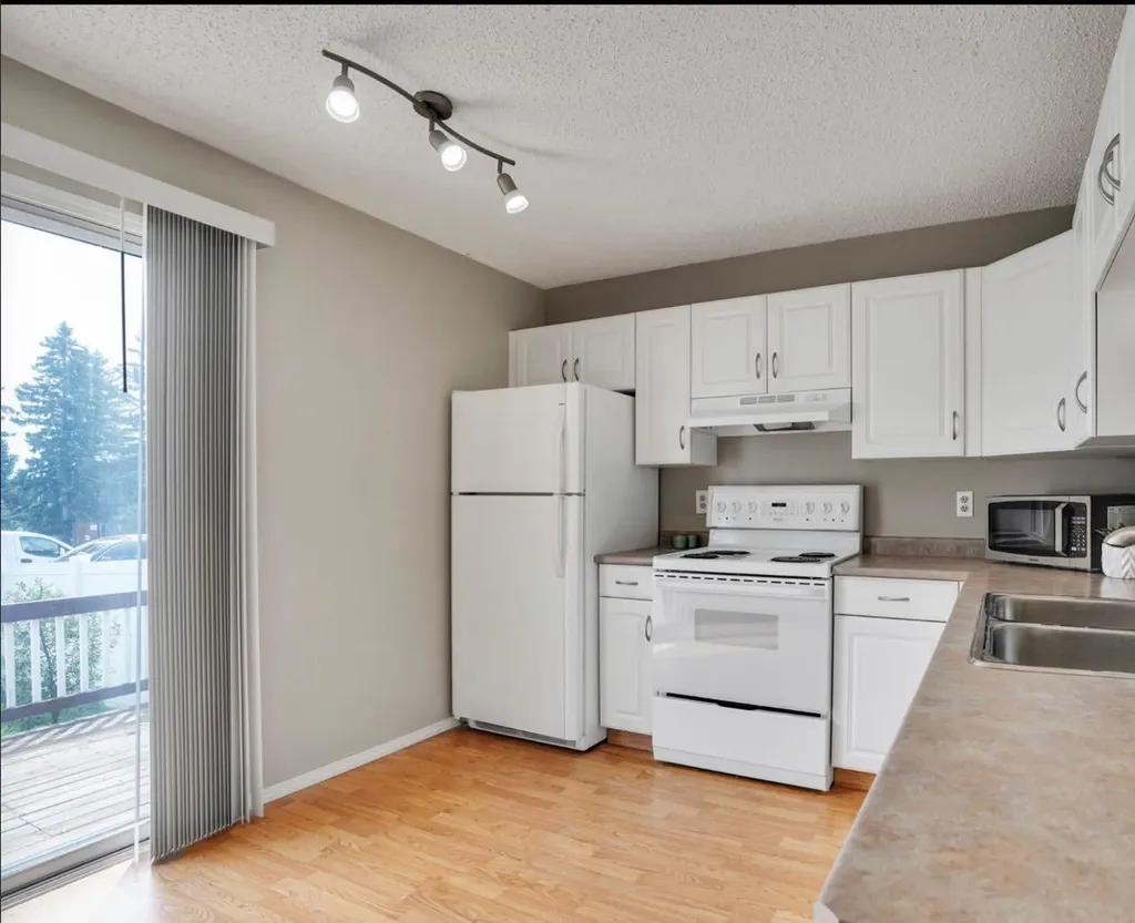 164 Woodsman Lane Calgary AB T2W 4Z6