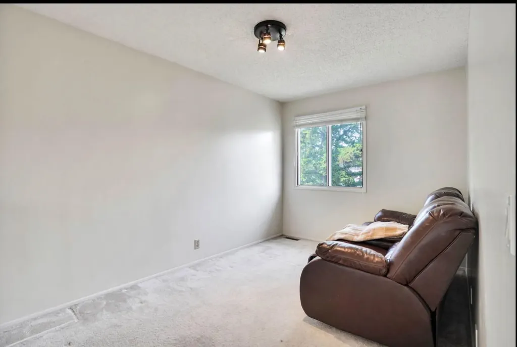164 Woodsman Lane Calgary AB T2W 4Z6