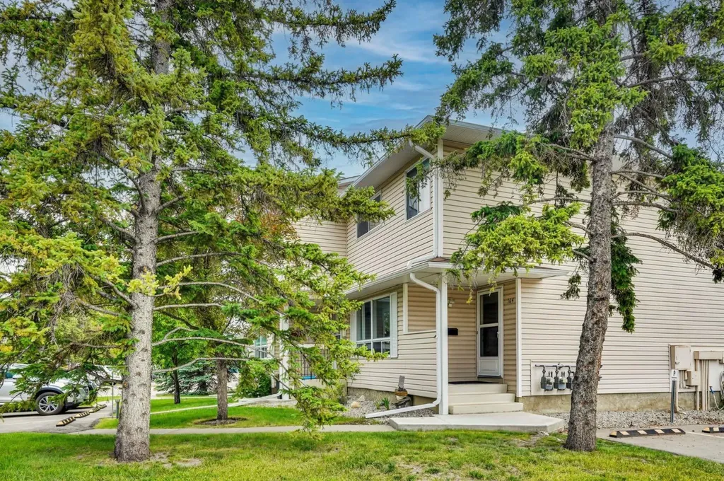 164 Woodsman Lane Calgary AB T2W 4Z6