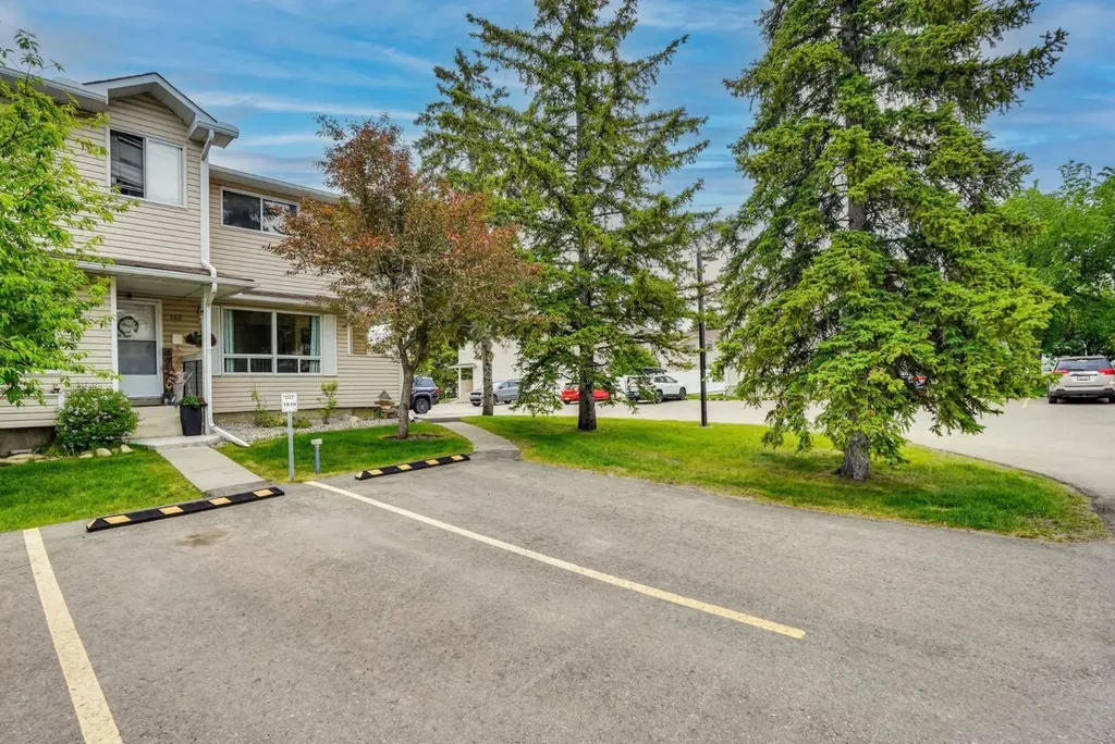 164 Woodsman Lane Calgary AB T2W 4Z6