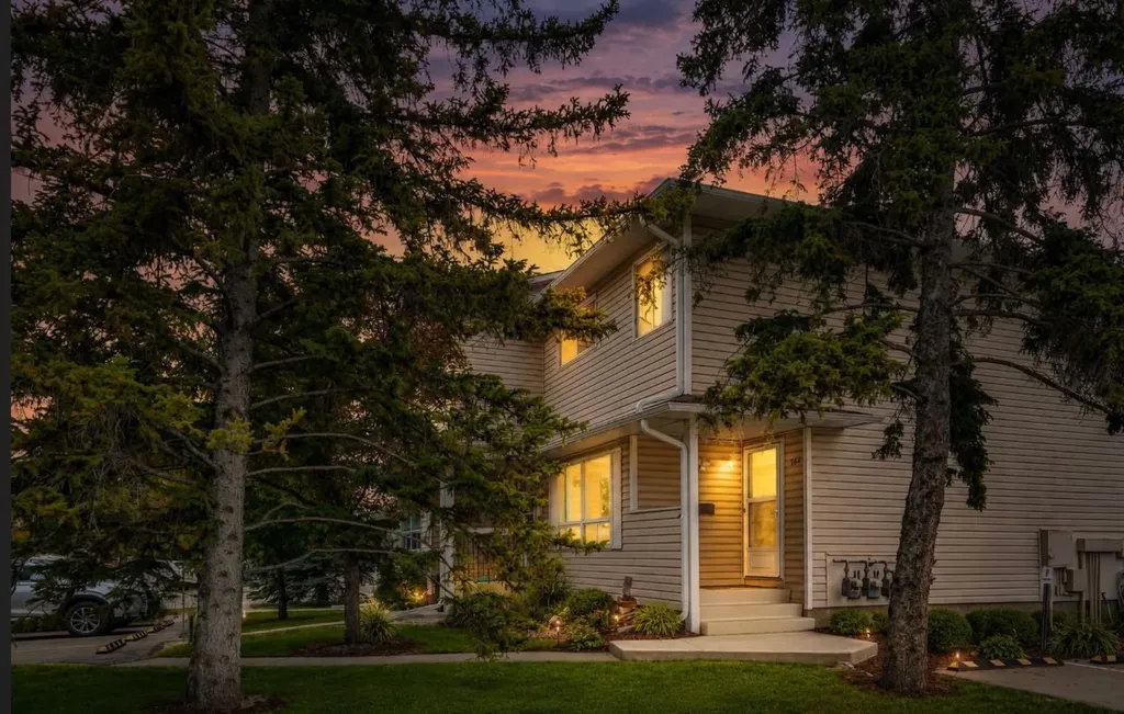 164 Woodsman Lane Calgary AB T2W 4Z6