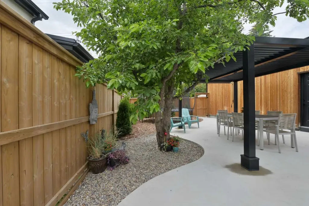 3111 Leduc Crescent SW Calgary AB T3E 5X1