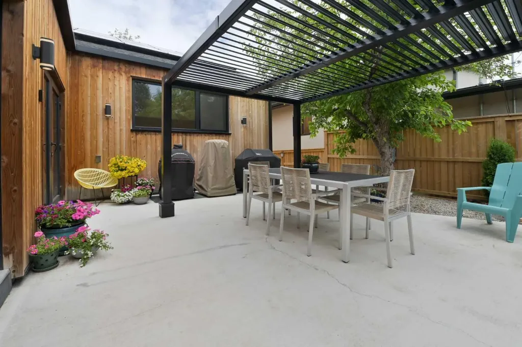 3111 Leduc Crescent SW Calgary AB T3E 5X1
