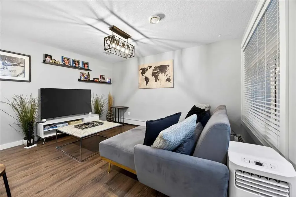 2815 17 Street SW Calgary AB T2T 6T5