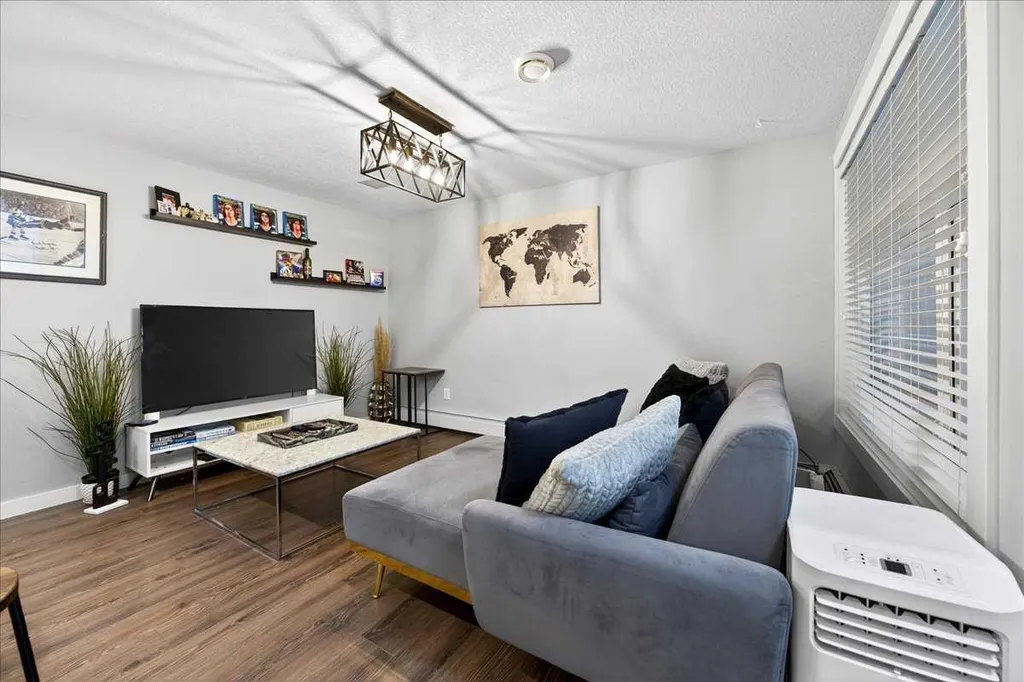 2815 17 Street SW Calgary AB T2T 6T5
