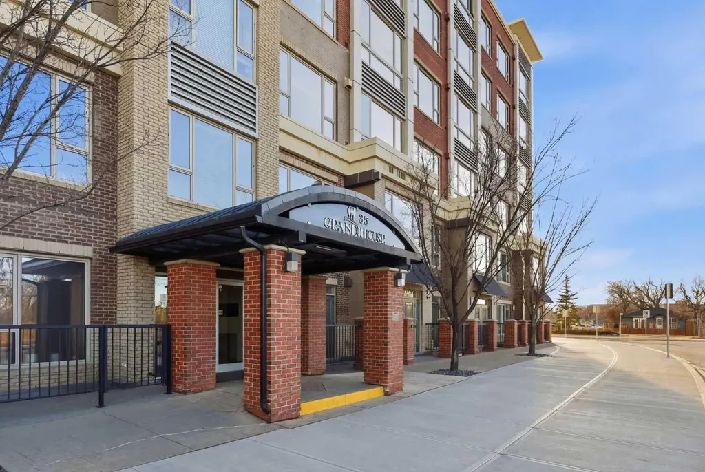 35 Inglewood Park SE Calgary AB T2G1B5