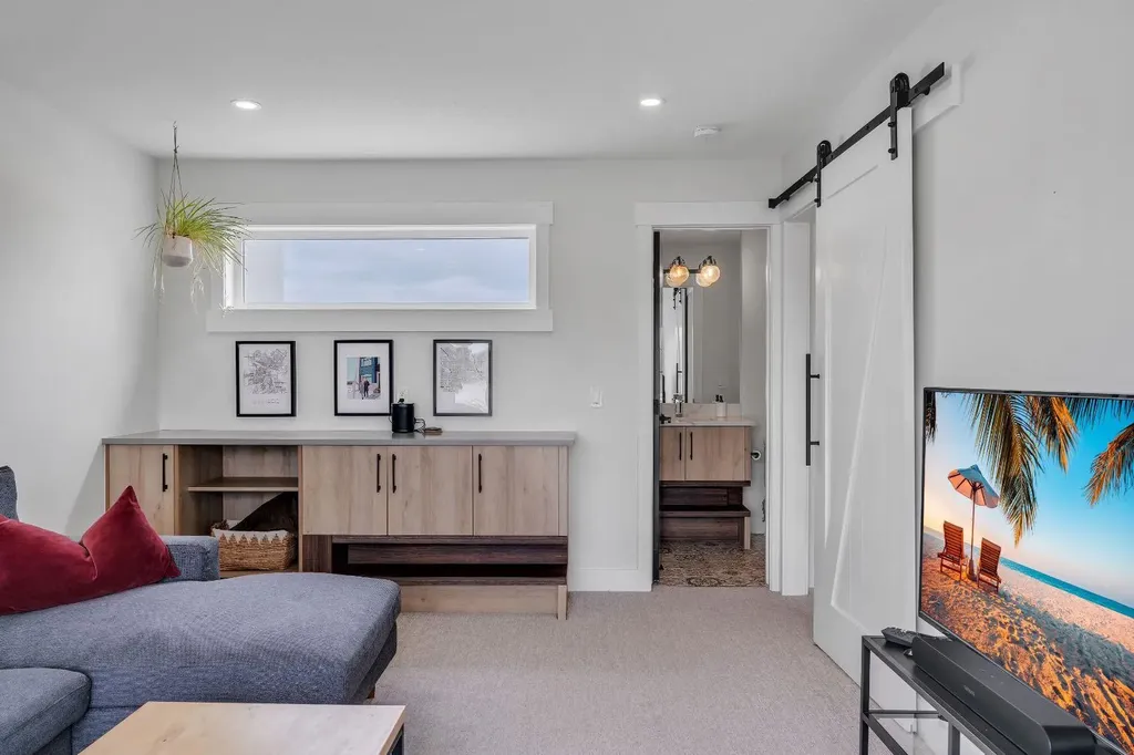 3252 18 Street SW Calgary AB T2T 1W2