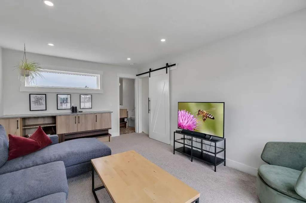 3252 18 Street SW Calgary AB T2T 1W2