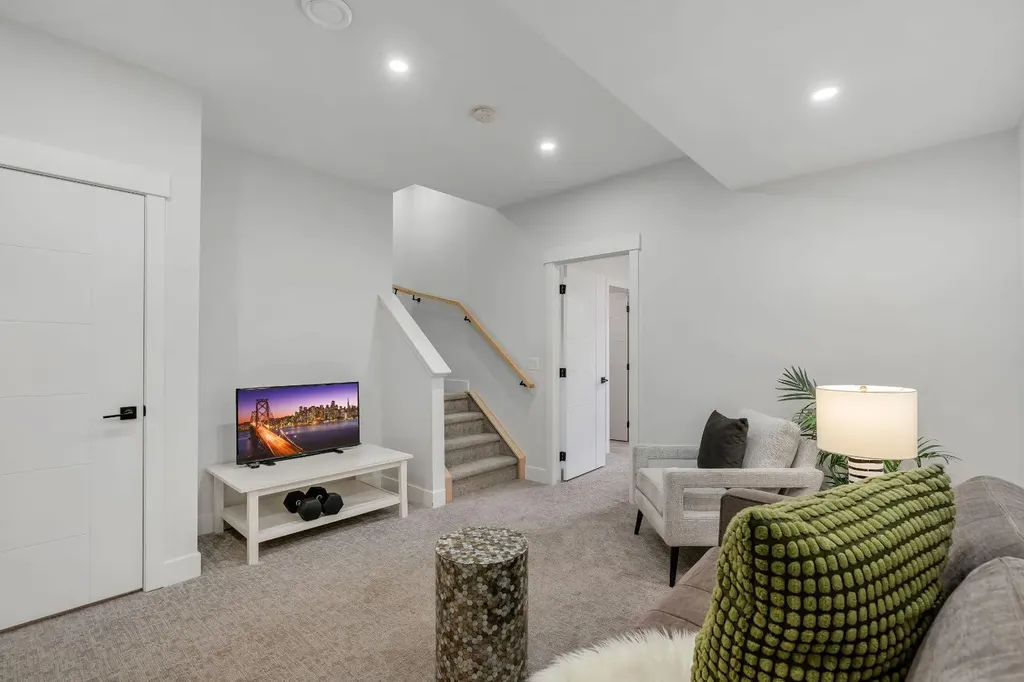 3252 18 Street SW Calgary AB T2T 1W2