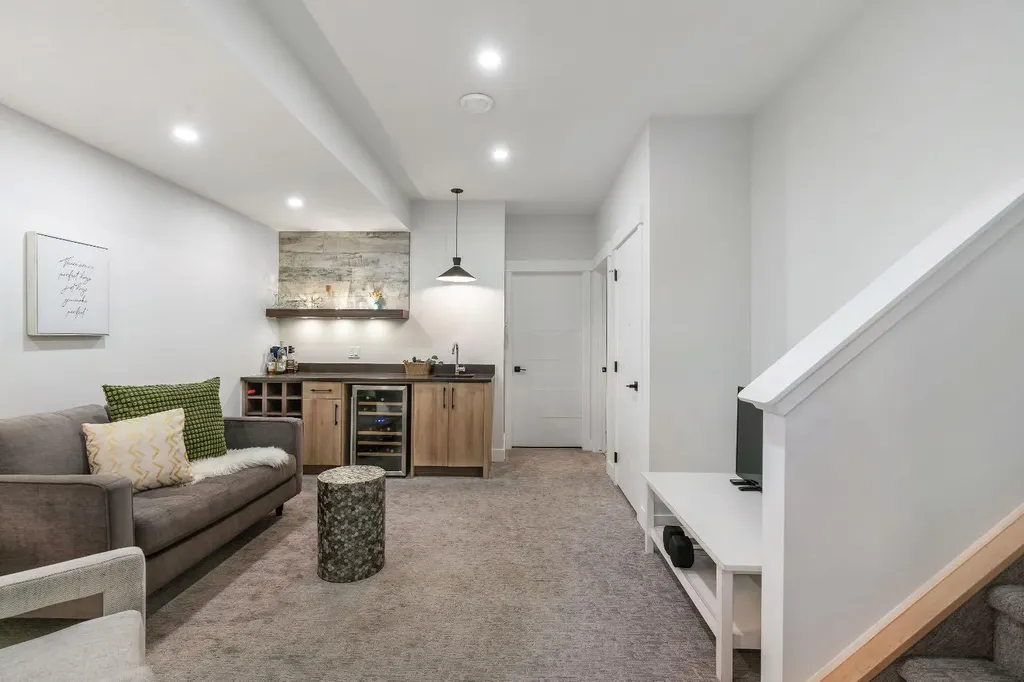 3252 18 Street SW Calgary AB T2T 1W2