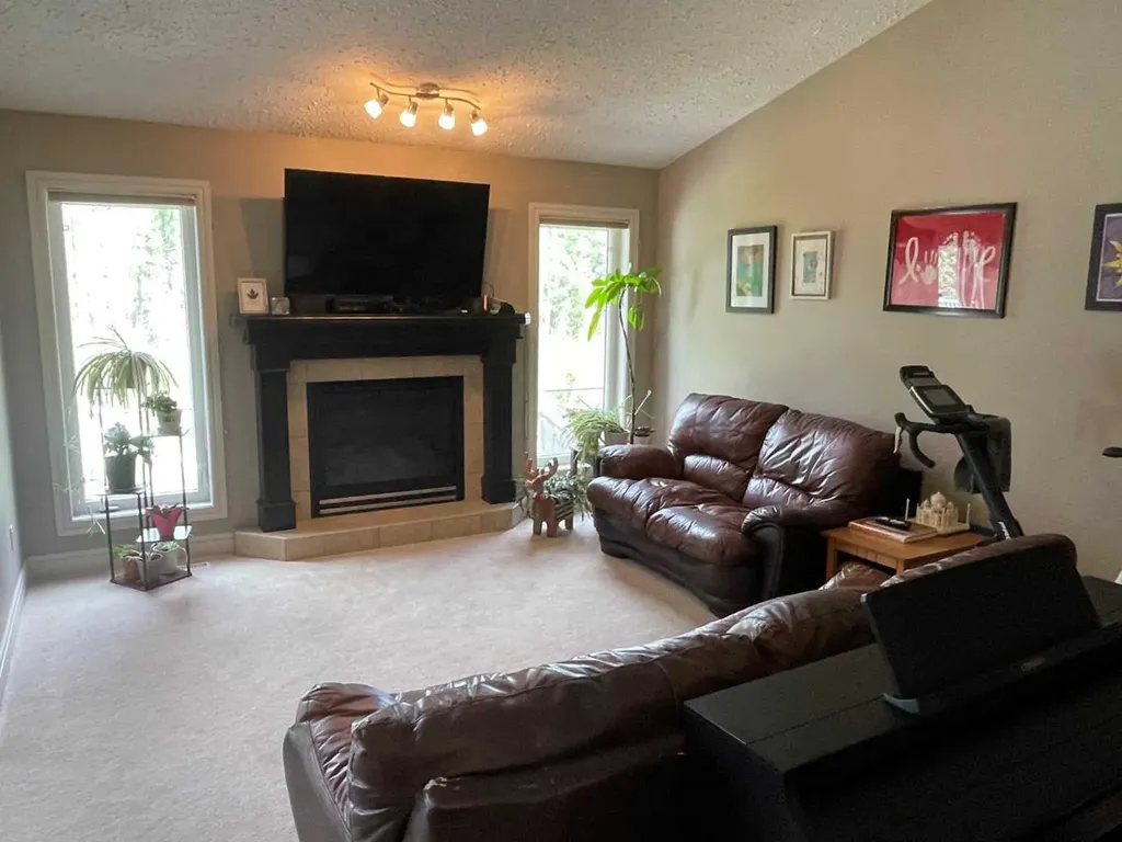 18 Park Point Whitecourt AB T7S 1W9