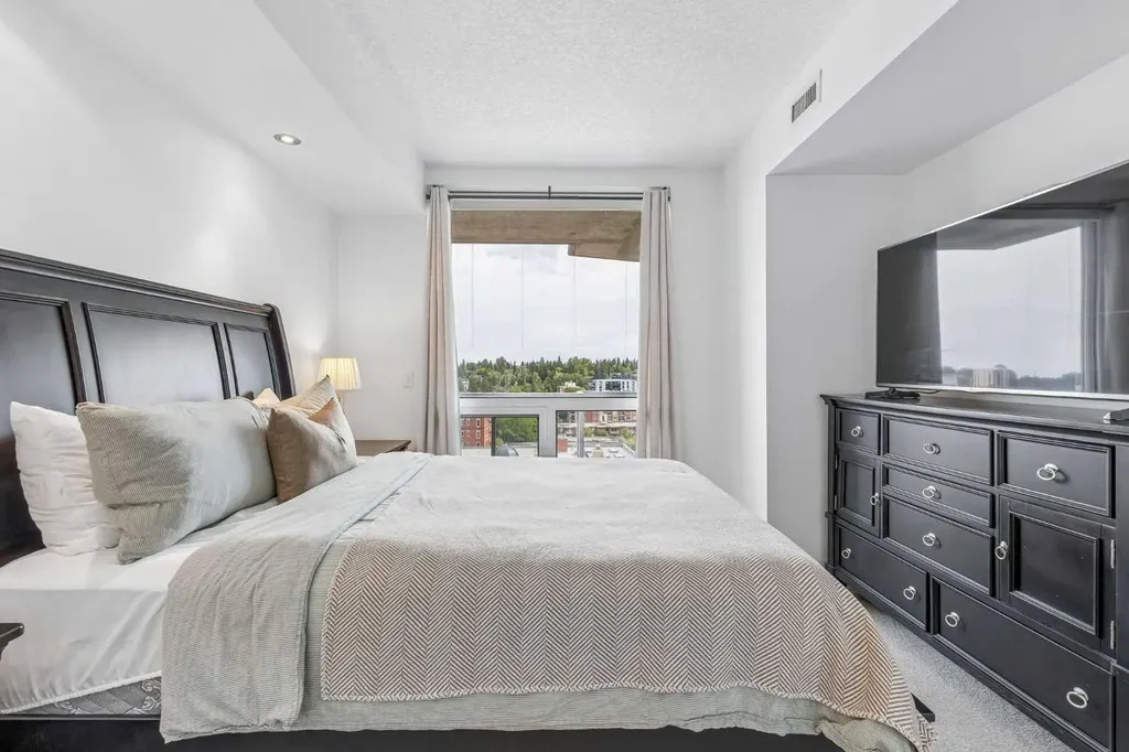 817 15 Avenue SW Calgary AB T2R0H8