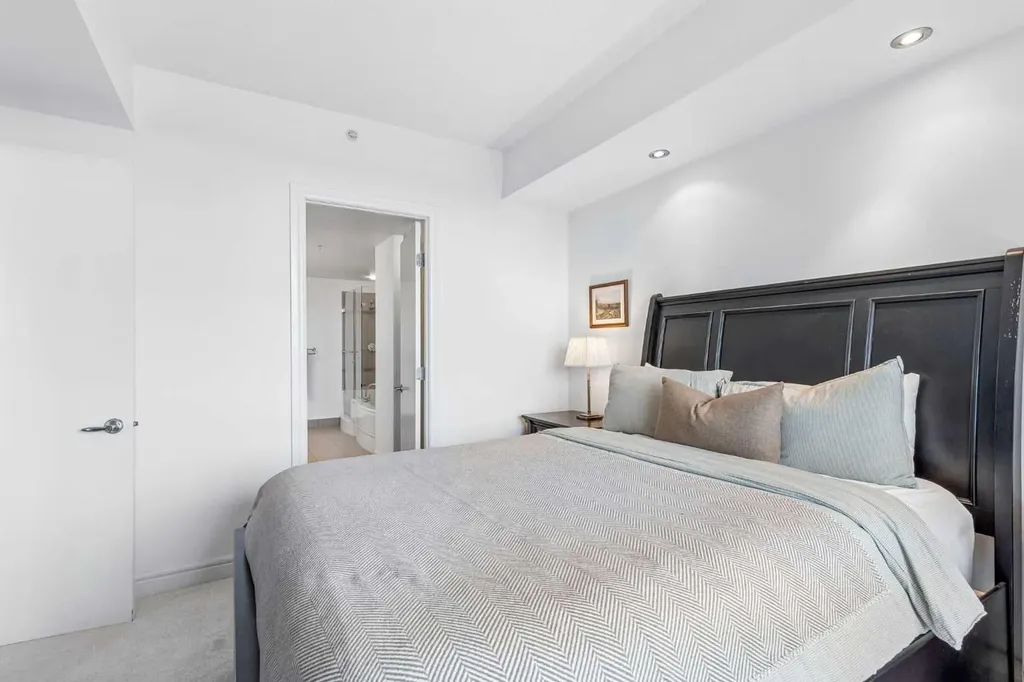 817 15 Avenue SW Calgary AB T2R0H8