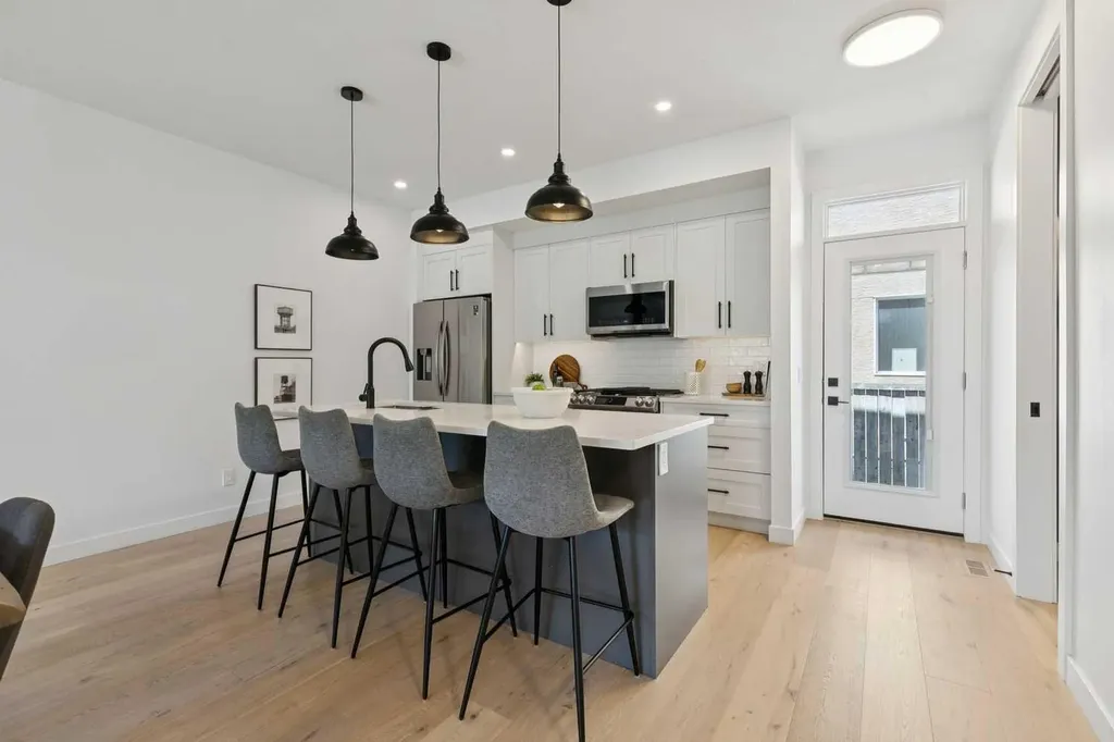 1927 42 Street NW Calgary AB T3B 5H1